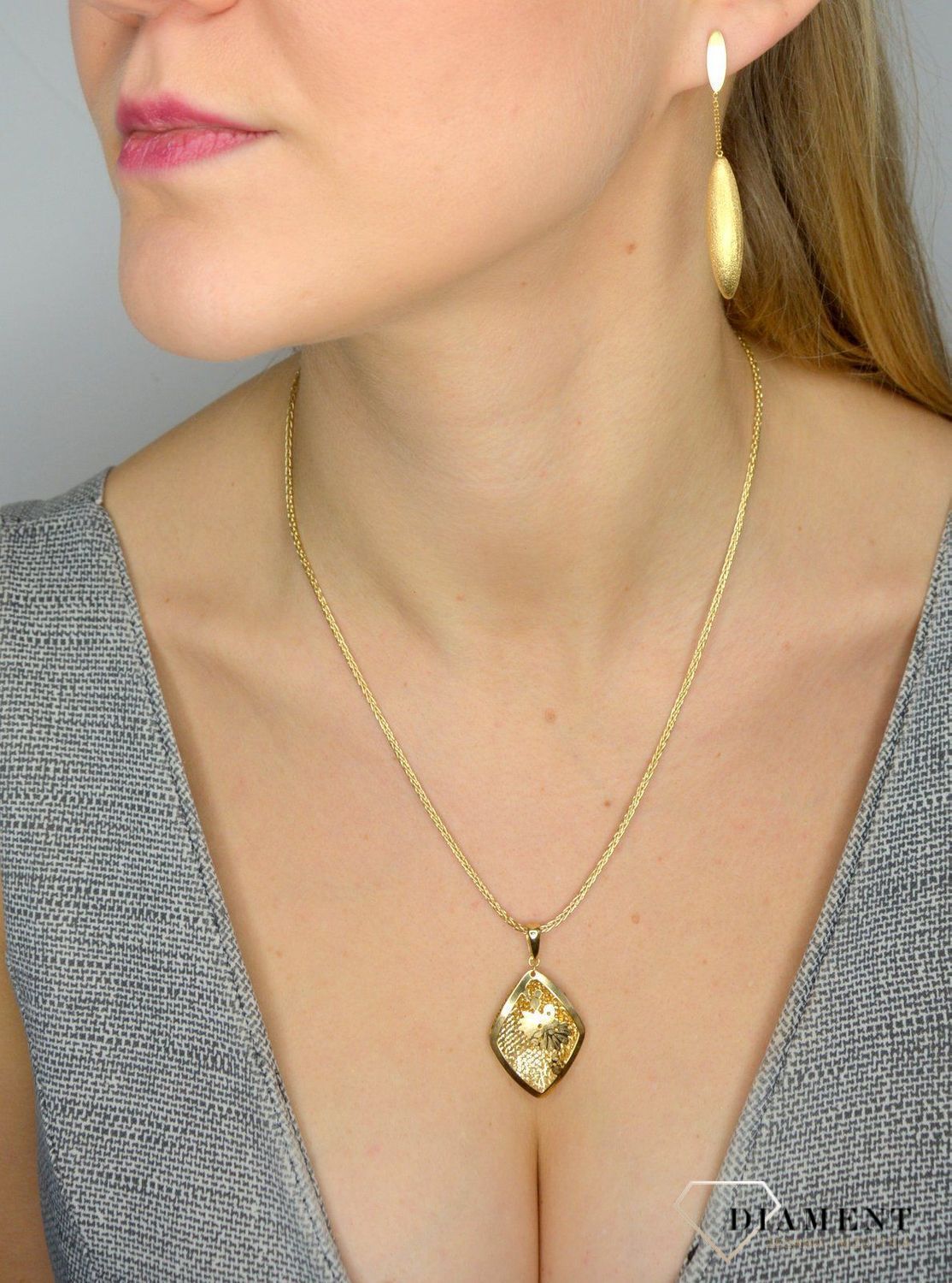 Złote kolczyki wiszące 585 'Matowe sopelki' to wyjątkowa biżuteria dla mamy i ukochanej osoby.jpg